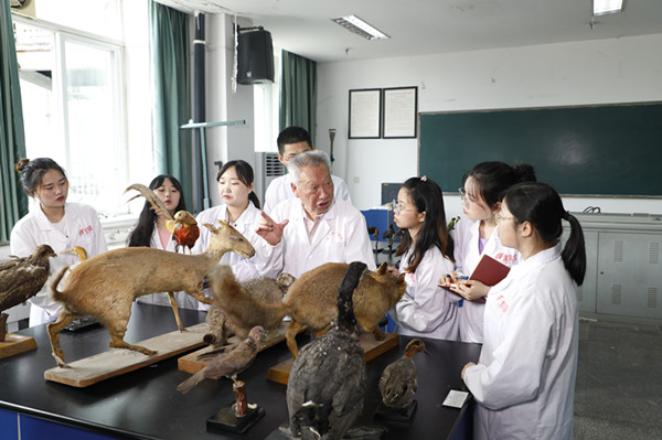 守护国宝的国宝老人 胡锦矗与大熊猫的世纪情缘
